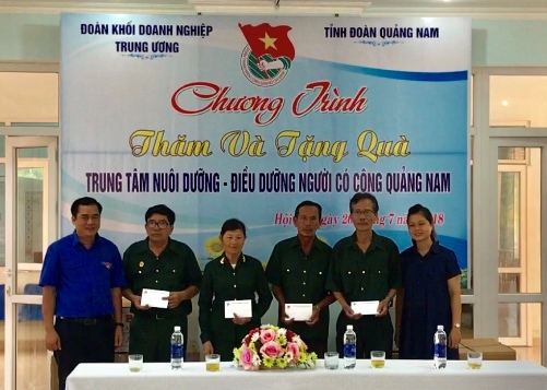 Đồng chí Vũ Đức Tú, Bí thư Đoàn Khối thăm và trao phần kinh phí hỗ trợ mổ mắt cho các bệnh nhân thuộc diện chính sách tỉnh Quảng Nam